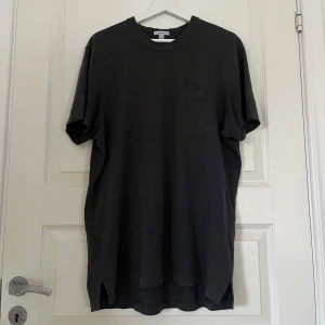 James Perse pocket tee - T-shirt från James Perse. Strl 2 sitter som M/L. Charcoal grey färg. Made in Japan.