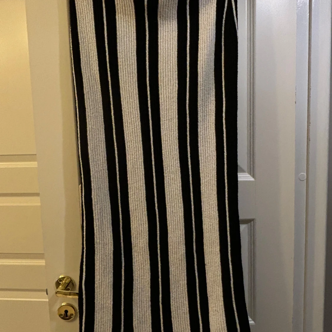 Svartvit randig stickad tröja med matchande kjol - 2