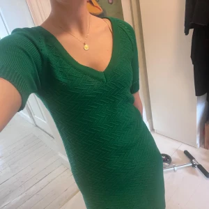 Grön klänning från House of Lovikka - Oanvänd snygg grön klänning från House of Lovikka i storlek S. Perfekt för varmare dagar