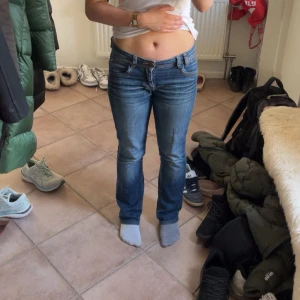 Blå jeans med bootcut - Snygga blå jeans med bootcut-stil och klassisk femficksdesign. De har en bekväm passform och är tillverkade i ett slitstarkt denimtyg.Använda 3 gånger, Stl S köpta från Orsay!💞