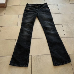 low waist bootcut jeans - coola detaljer på fickorna!! aldrig använda av mig 💞 midjemått 37cm, innerbenslängd 81 cm