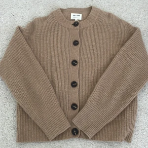 100% cashmere kofta från soft goat - Super fin och trendig kofta från soft goat i 100% cashmere 🌟Använd ett fåtal gånger och är i väldigt bra skick! 