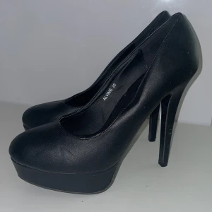 Svarta Pumps från NLY - Fina svarta pumps från NLY, använda och lite skråmor men inga defekter som syns utan blixt. Super sköna att gå i.