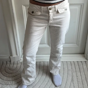 Dondup jeans vita - Snygga vita lågmidjade jeans från Dondup. Byxorna är bootcut med knappdetaljer på fickorna. Endast använda ett fåtal gånger och har inga defekter eller tecken på användning. 