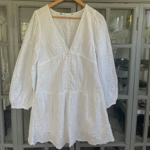 Vit klänning 🤍 - Klänningen är använd fåtal gånger, perfekt nu till sommaren och studenten 😍