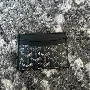 Svart korthållare - Helt ny kommer med original förpackning. Perfekt tilllägg till outfits, ej äkta köpt från vinted