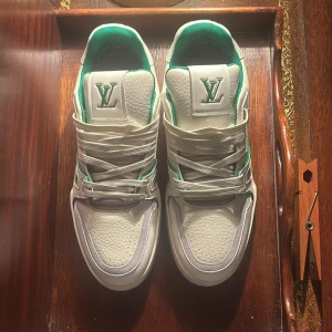 Louis vuitton sneaker - Jag säljer ett par LV’s i vit och grön färg, som tyvärr inte passade mig. De är nästan helt nya och har bara använts ca 1 vecka , så de är nästan i perfekt skick. Jag har redan sänkt priset rejält från butikspriset, men kan gå ner ytterligare vid snabb affär!