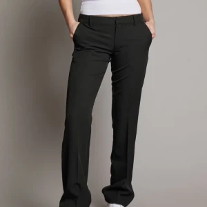 Svarta kostymbyxor - låg midjat, Flared, kostymbyxor, i bra skick, nästan aldrig använt. 