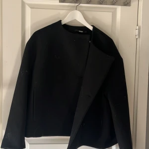 svart kappa - helt ny svart kappa från bikbok som inte används, storlek s