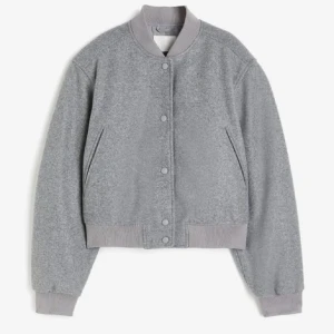 Grå bomberjacka h&m - Snygg grå bomberjacka från h&m! Nytt skick