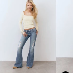 Twisted jeans från Gina 14+ - Snygga blå bootcut jeans med slitna detaljer. De har en låg midja. Var tyvärr för liten för mig och det e därför jag säljer de, så e därför bara testade. Prislapp och allt finns kvar, om ni har frågor eller vill ha bild på jeansen så e det bara att fråga💕💕VÄLJ GÄRNA INSTABOX OCH INTE POSTNORD