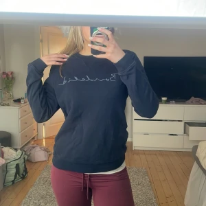Mörkblå sweatshirt från bondelid  - Säljer en snygg mörkblå sweatshirt från bondelid med ett stilrent tryck på bröstet. Tröjan har långa ärmar och en klassisk rund halsringning. Perfekt för en avslappnad look!