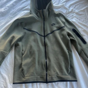 Grön Nike tech fleece - Storlek M och sitter jätte bra. Priset kan ändras vid snabb affär. Om du är sugen på mer kläder så säljer jag andra klädesplagg!
