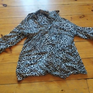 Fin blus med djur print - Inga defekter. Söt 1/3 armars blus med ficka på bröstet. Har även små knappar längst ut på armen.