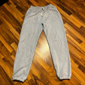 Ljusblåa seams mjukisar - Säljer mina jättesnygga seams mjukisbyxor som har ett tjockt material och är jätte bekväma. 