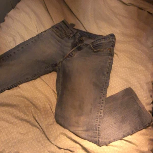 Levis 501 - Riktigt schyssta blå Levis jeans i L 30 och W 28. Har en lätt snygg tvätt och inga defekter som jag vet om. Endast lite lätta slitningar kring fickan. Kontakta mig mer än gärna om eventuella frågor.