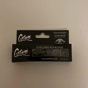Ögonfranslim från Glam of Sweden - Vattentätt ögonfranslim i färgen clear-white från Glam of Sweden. Perfekt för att fästa lösögonfransar med långvarigt resultat. Förpackningen innehåller 7g lim.