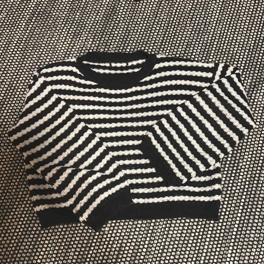 Svart och vit randig stickad tröja
