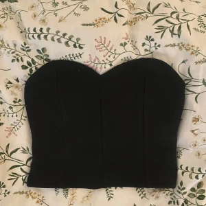 svart tubtopp❤️ - så skön svart tubtopp från gina tricot som passar till allt wowowowowww!! till vardags, festtopp, sommartopp etc☀️☀️har älskat men den är tyvärr liten på mig nu. passar xs-s💞
