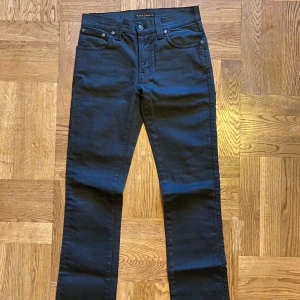 Svarta jeans från Nudie Jeans - Säljer ett par svarta jeans från Nudie Jeans. De har en klassisk femficksdesign med och bälteshällor. Perfekta för en stilren look. Jeansen har inga tecken på slitage, de ser ut som helt nya. Om du har någon fråga är det bara att skriva. W30/L34 🖤