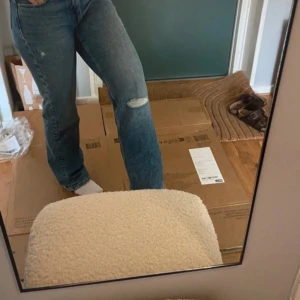 Blå jeans Gina Young - Snygga blå jeans med en klassisk look och slitningar på knäna. De har en medel hög midja och en straight passform som ger en avslappnad stil. Perfekta för en casual outfit. Från Gina tricot Young i storlek 164