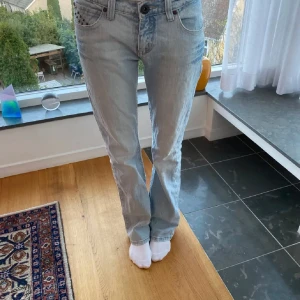Snygga jeans - Köpt här på plick för ett år sedan. Passar både storlek 34 och 36. Väl använda men inga defekter.