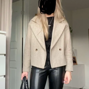 Beige kappa - Snygg beige kappa med dubbelknäppning och bred krage. Från Vila i fint skick💓