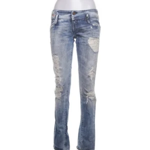 Blå slitna jeans - Snygga blå jeans med slitningar och en knappgylf. De har en klassisk femficksdesign och en bekväm passform. Perfekta för en avslappnad stil. Skriv om fler bilder!!