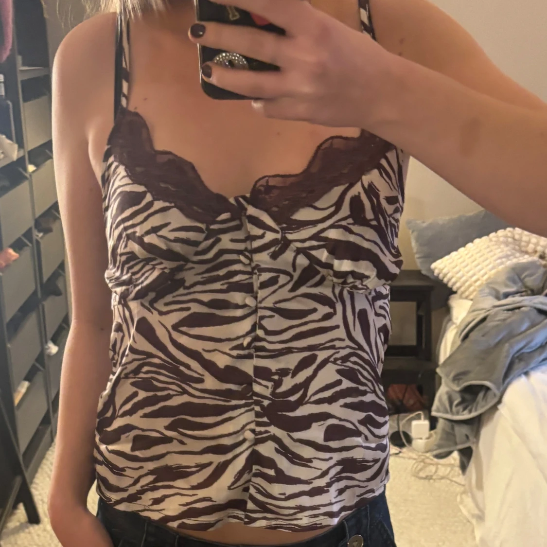 Zebramönstrad linne med spetsdetaljer - 2