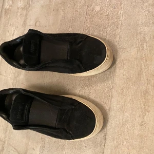 Axel Arigato clean 360 laceless - Litet hål under sulan på ena skon. Stora i storleken. Annars bra.