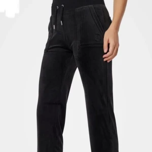 Juciy byxor - Svarta juicy byxor i storlek xs💕 super fin och i väldigt bra skick. Ny pris är 1200kr