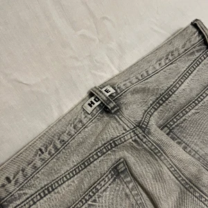 HOPE Jeans - Plagg: HOPE Jeans | Färg: Grå | Storlek: 33x33 (ish) | Mått | Waist: 43m | Inseam: 84cm | Leg Opening: 22cm | Skickar gärna fler bilder vid frågor!