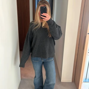 Mörkgrå stickad tröja - Säljer mina fina gråa stickade från Weekday!