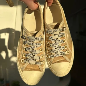 Walk n Dior sneakers - Såå snygga sneakers😍 Perfekta nu till våren🌺 Använda men i bra skick fortfarande, på sista bilden ser man att de har blivit lite mörkare baktill, typ smutsiga. Kanske går att tvätta bort,  jag har inte försökt. I sammetsmaterial💕💕💕