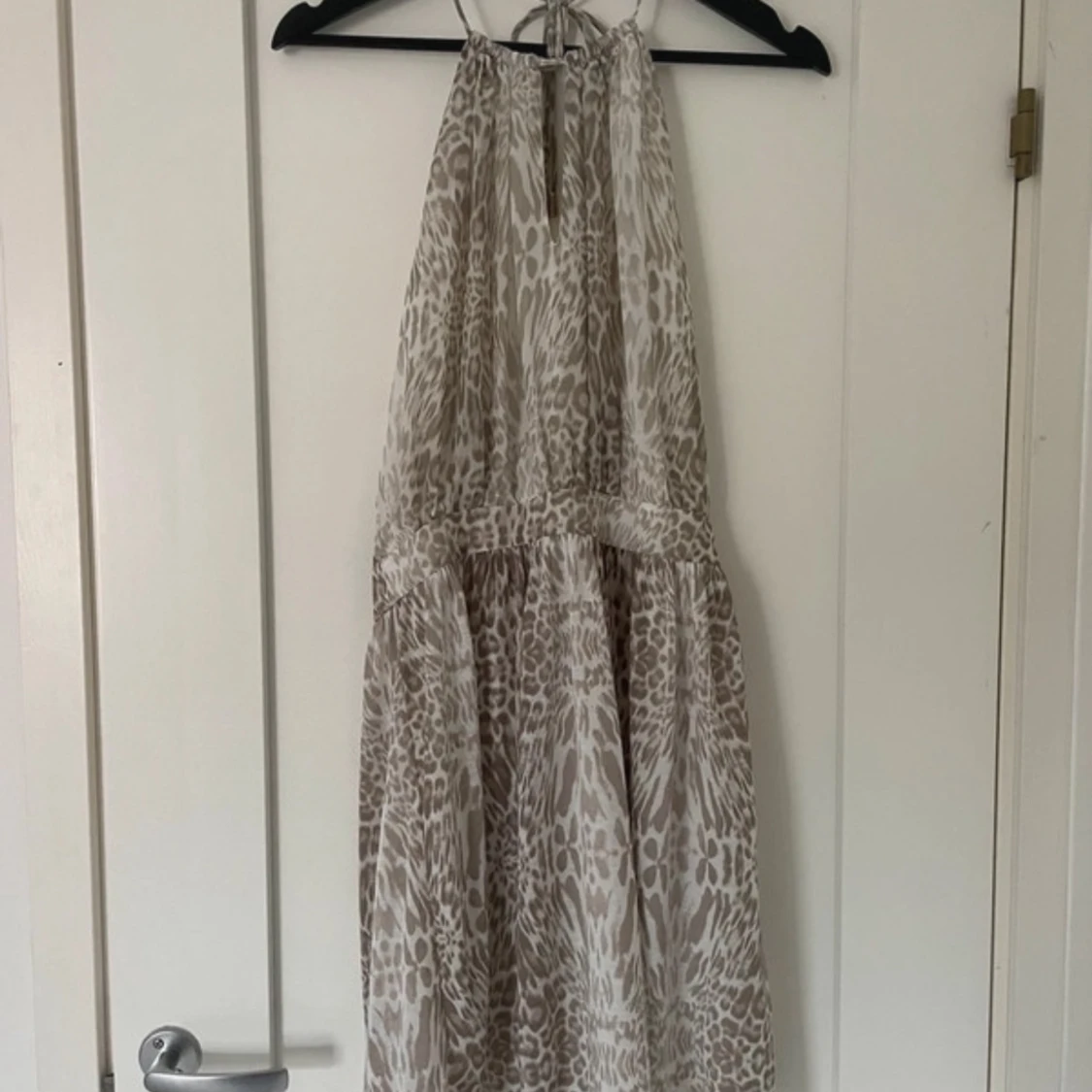 Beige mönstrad klänning från Mango - 1