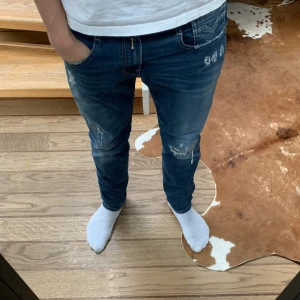 Blå replay jeans med slitna detaljer - Blå replay jeans med slut inget nypris ca 2000:-