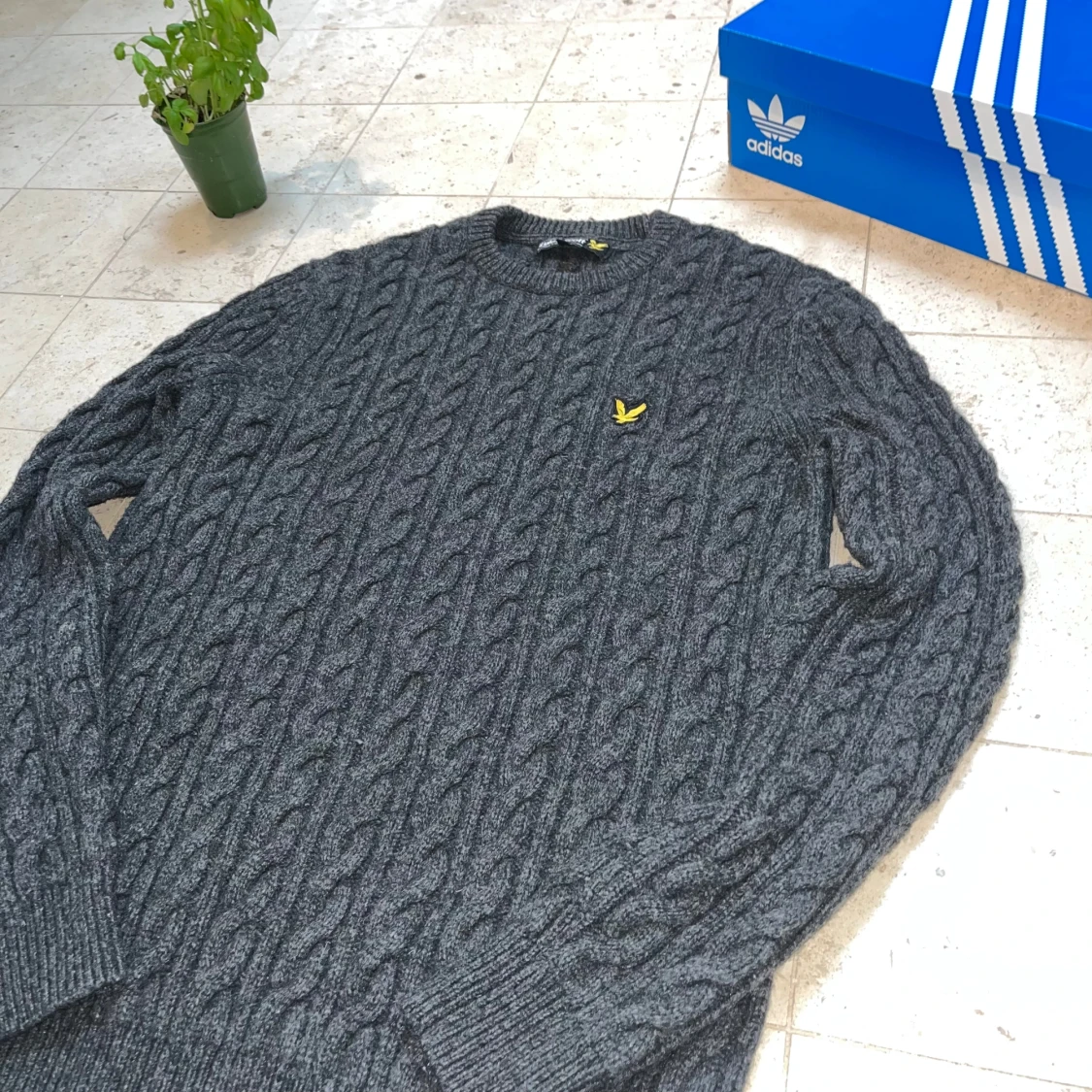 Mörk blå stickad tröja från Lyle and Scott - 1