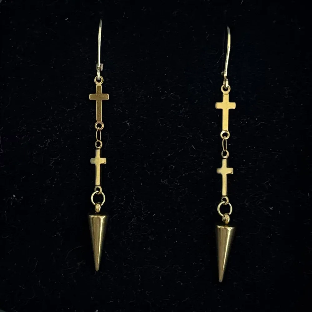 Handgjorda och unika guldörhängen 🤩 Öronhängerna är nickelfria och guldpläterade i kirurgiskt stål, resterande av örhänget är i rostfritt stål (ej guldpläterat) 💕🙏 5 cm långa. Alla köp görs via ”KÖP NU” knappen. 💐. Asusteet.