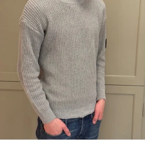 Stone Island sweatshirt - Säljer en fet grå Stone Island sweatshirt. Priset är inte hugget i sten😊.