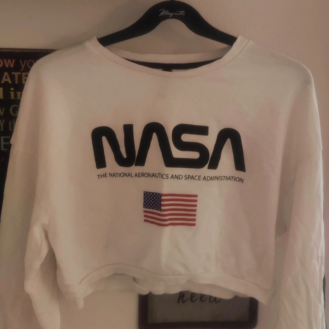 Vit croppad tröja med NASA-tryck - 1