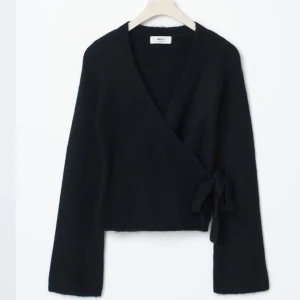 Svart stickad kofta med knyte - Säljer denhär jätte fina tröjan då jag tyvärr köpte den för liten för mig. Bara andvänts två gånger så den är i väldigt bra skick.💞