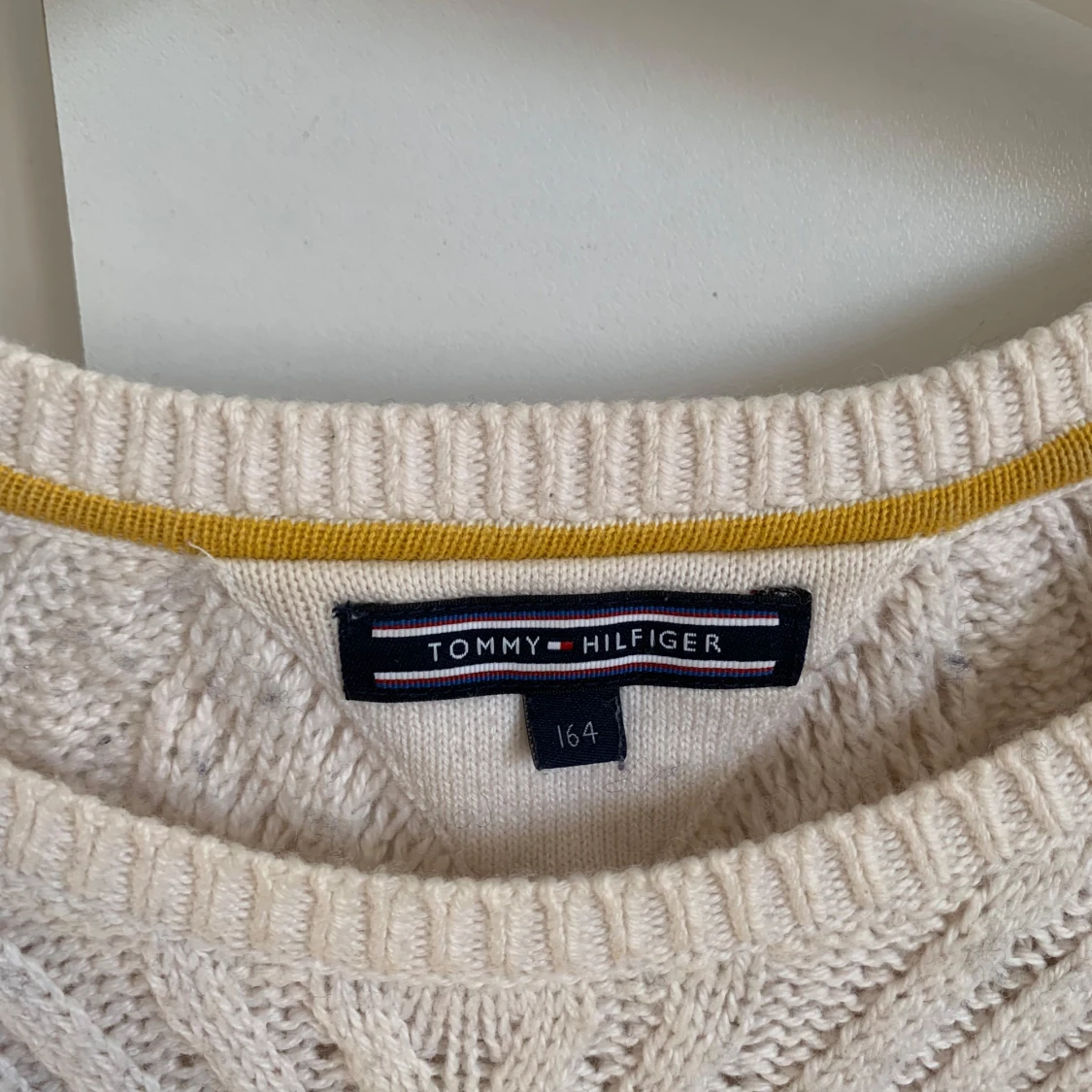 Randig stickad tröja från Tommy Hilfiger - 1