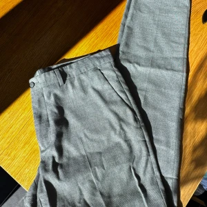Grå kostymbyxor - Snygga grå kostymbyxor med en klassisk design. Rensar ur min garderob från en hel del oanvända kläder🌼 Om du ser något mer i min profil som du gillar så skickar jag med det till dig också!😊 Fler kläder kommer!  
