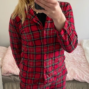 Röd rutig skjorta från XANDER - Säljer en snygg röd rutig skjorta från XANDER i återvunnen bomullsblandning. Skjortan har långa ärmar och knappar framtill. Perfekt för en avslappnad stil med en touch av färg. 🌟