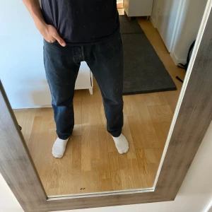 Levi's 501 jeans i mörkblå - Säljer ett par mörkblåa Levi's 501 jeans . I väldigt bra skick, skriv om du har frågor!