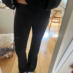 Svarta kostymbyxor - Nästintill oanvända kostymbyxor från MadLady! Bootcut med låg midja, inga fickor! 36TALL