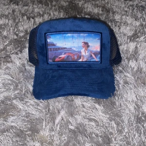 Blå keps med motiv - Snygg blå keps från Revenite. Perfekt nu till sommaren när de är soligt. Säljer den för 550 då den är limited edition så den går ej att få tag på helt ny pris kan diskuteras. Skriv om ni har några frågor💪🏽💯