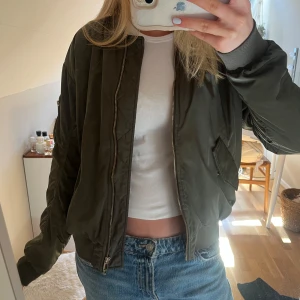 bomberjacka - Super snygg grön bomberjacka köpt på vinted. Har några få fläckar som fanns när jag köpte den men inget man direkt tänker på pga jackans färg och att den är lite ”scrunchig”!