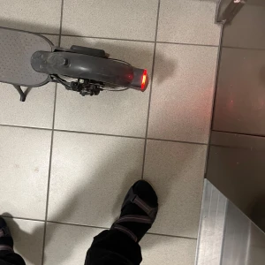 Tja säljer min mi elscooter laddare ingår - Säljer min el scooter som har använts bra och är i bra skick och räckvidd 4 mil laddaren ingår så klart den har inga skador på sig kan tänka mig att sänka priset skicka en singnal så kan vi säkert komma överens om ett bra pris