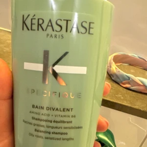 Kérastase Specifique Bain Divalent - Kérastase Specifique Bain Divalent är ett balanserande schampo med aminosyra och vitamin B6. Det är speciellt framtaget för att behandla oljiga rötter och känsliga längder, vilket ger en fräsch och ren känsla i håret.